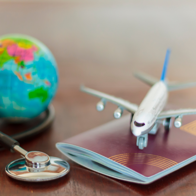 capa de post dos blgos 15.03 Imagem ilustrando um seguro viagem com um avião, passaporte e um globo do mundo.