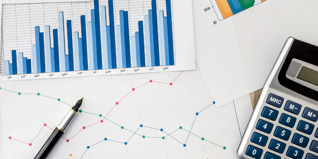 foto de papéis, caneta e lápis